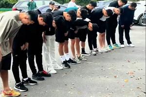 欧亿体育官网-王钰栋等浙江队球员来到俱乐部，鞠躬默哀悼念布彭扎️