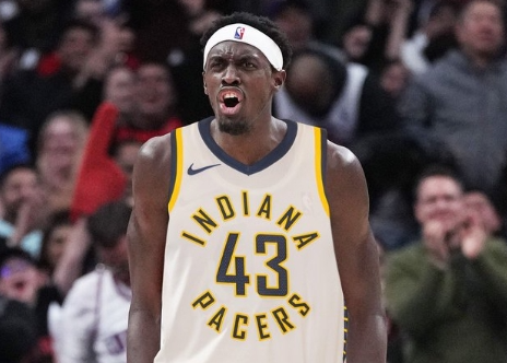 西亚卡姆调侃哈利伯顿：他偷走了我好多篮板，他的表现不可思议